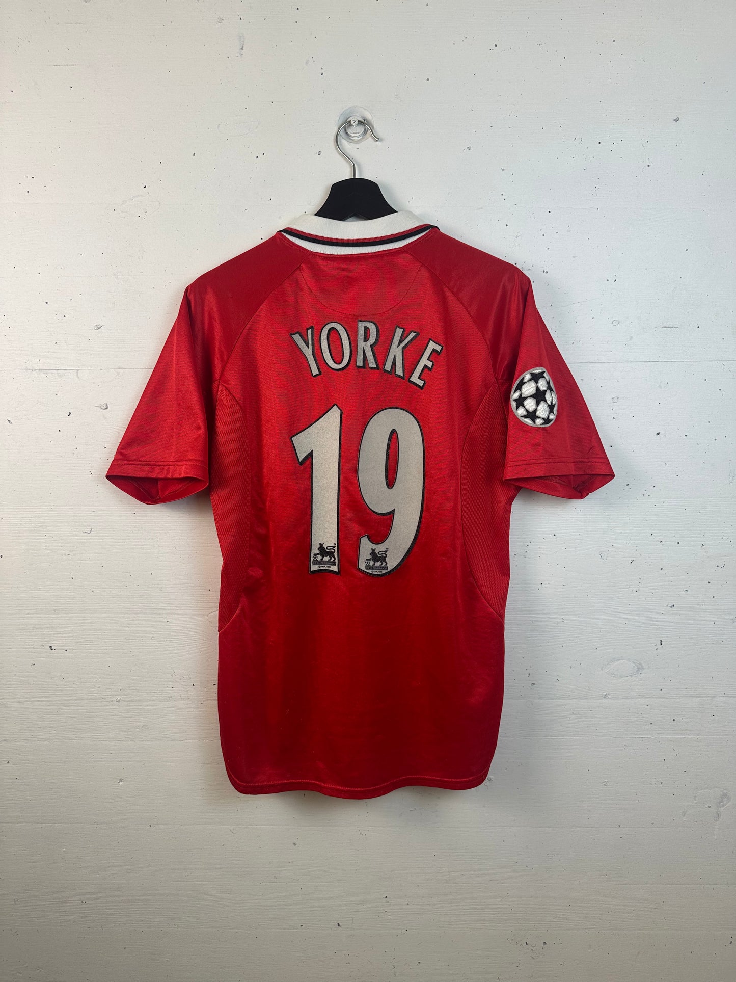 MANCHESTER UNITED 1997/98 YORKE HOME KIT (S)